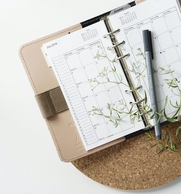Kalender mit zarten Blüten zum Eintragen Deines Termins bei bella Brides.